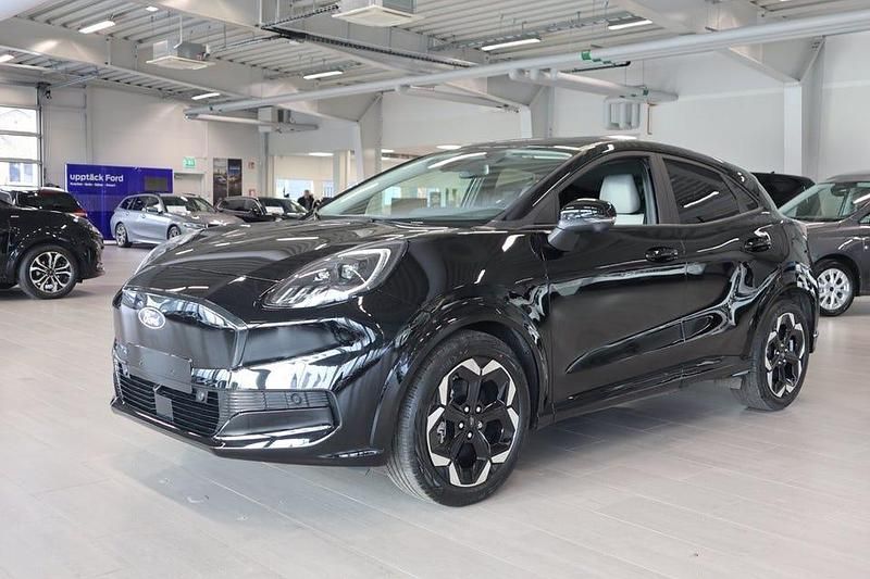 Svart metallic Ny 2025 Ford Puma Gen-E Premium SUV | 417 000 kr (Lite dyr) - Bild 1/4