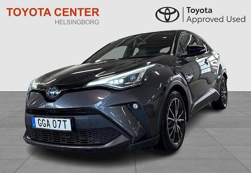 Mörkgrå Begagnad 2020 Toyota C-HR Executive SUV | 264 900 kr (Marknadspris) - Bild 1/3