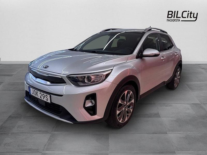 Grå (silky silver (4ss)) Begagnad 2019 Kia Stonic Advance SUV | 194 900 kr (Marknadspris) - Bild 1/4