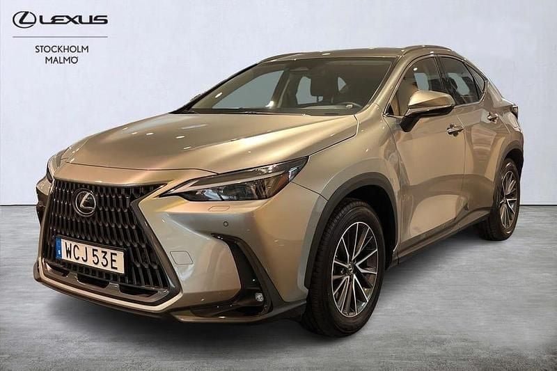 Ljusgrå Begagnad 2025 Lexus NX450h+ Business Edition SUV | 579 000 kr (Bra pris) - Bild 1/4