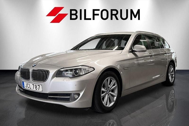 Ljusgrå Begagnad 2010 BMW 520 Kombi | 99 900 kr (Marknadspris) - Bild 1/4