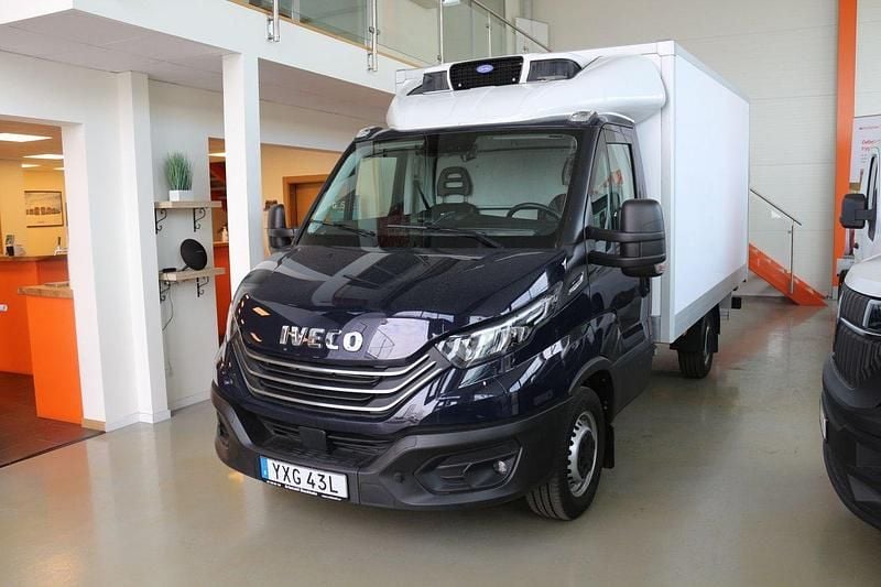 Mörkblå Begagnad 2023 Iveco Daily Van | 586 000 kr - Bild 1/4