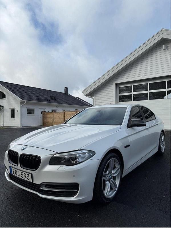 Vit Begagnad 2015 BMW 520 Sedan | 165 000 kr (Marknadspris) - Bild 1/4