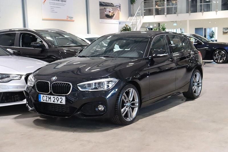 Svart Begagnad 2018 BMW 120 M Sport Halvkombi | 189 800 kr (Marknadspris) - Bild 1/4