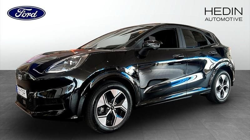 Svart (black) Ny 2025 Ford Puma Gen-E SUV | 397 375 kr - Bild 1/4