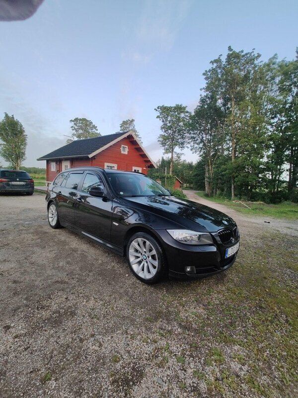 Svart Begagnad 2011 BMW 320 Sport Line Kombi | 60 000 kr (Lite dyr) - Bild 1/4
