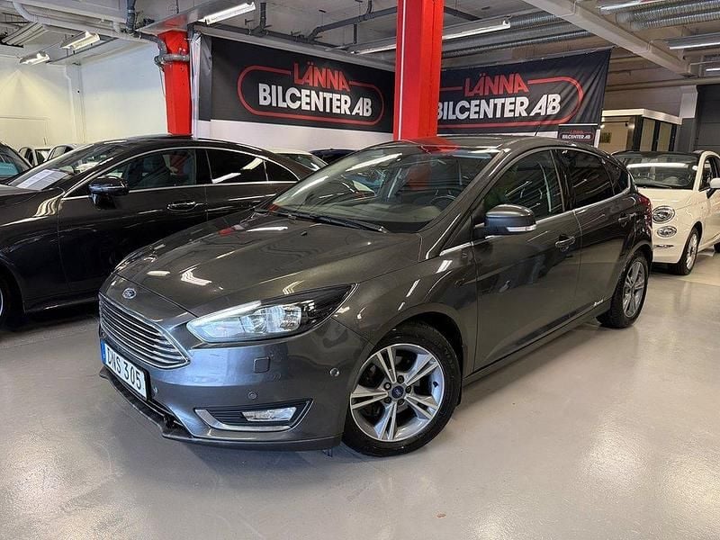Grå Begagnad 2014 Ford Focus Titanium Halvkombi | 69 900 kr (Lite dyr) - Bild 1/4