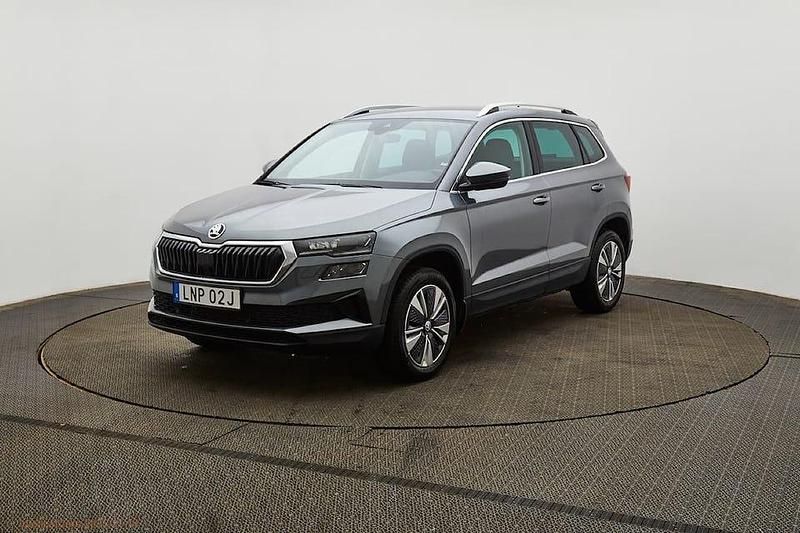 Grå Begagnad 2023 Skoda Karoq SUV | 319 900 kr (Lite dyr) - Bild 1/4