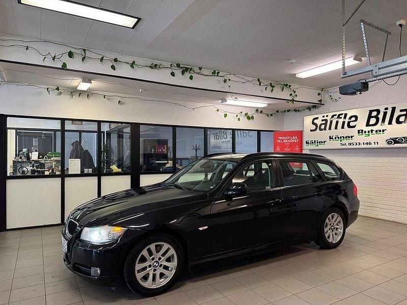 Svart Begagnad 2011 BMW 320 Kombi | 89 900 kr (Bra pris) - Bild 1/4