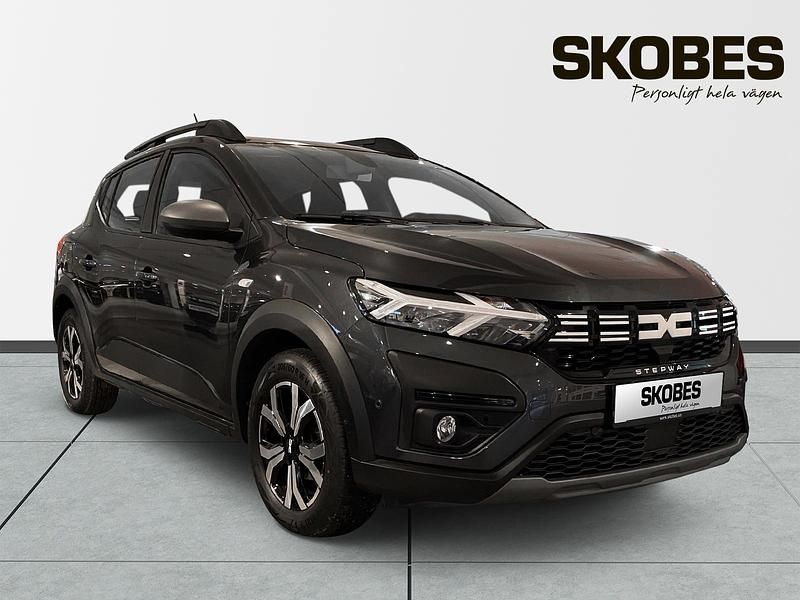 Grå Begagnad 2023 Dacia Sandero Expression SUV | 168 600 kr (Marknadspris) - Bild 1/3