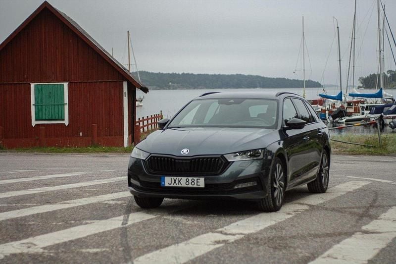 Grå Begagnad 2021 Skoda Octavia Style Kombi | 279 000 kr (Marknadspris) - Bild 1/4