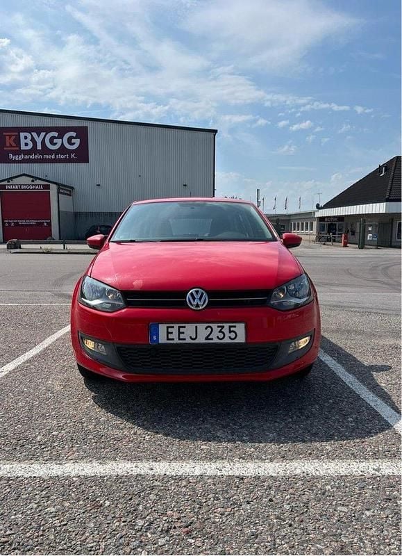 Röd Begagnad 2010 VW Polo Halvkombi | 65 000 kr (Marknadspris) - Bild 1/4