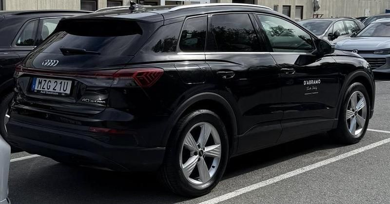 Svart Begagnad 2023 Audi Q4 e-tron Proline SUV | 500 000 kr - Bild 1/2