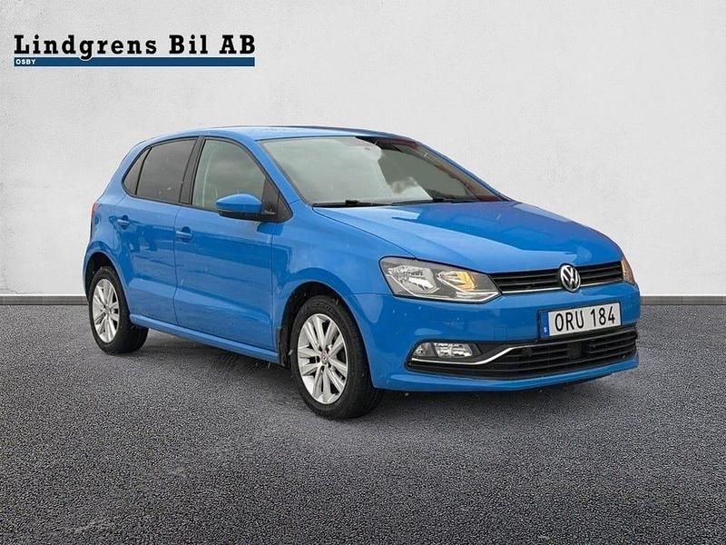 Blå Begagnad 2016 VW Polo Halvkombi | 104 900 kr (Marknadspris) - Bild 1/4