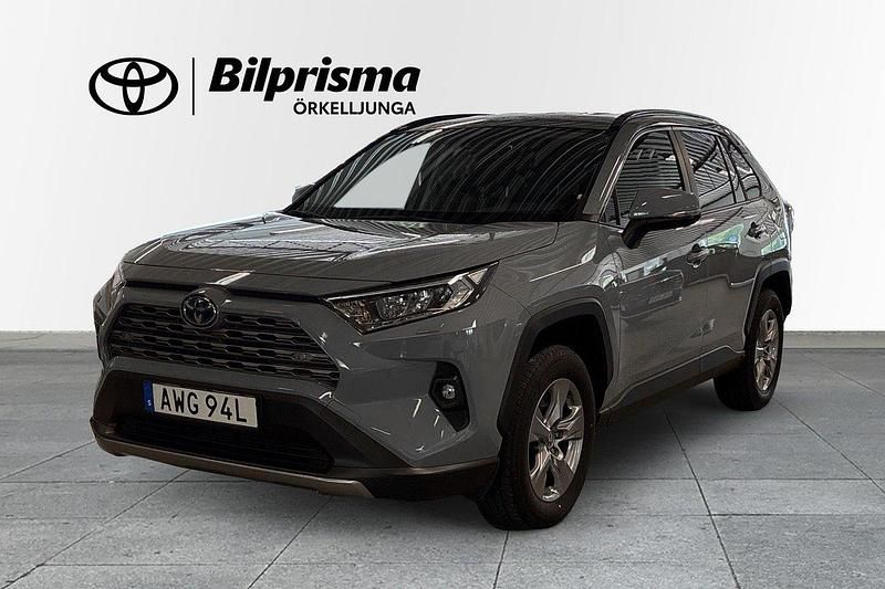 Grön Begagnad 2022 Toyota RAV4 Hybrid Active SUV | 379 900 kr (Marknadspris) - Bild 1/4