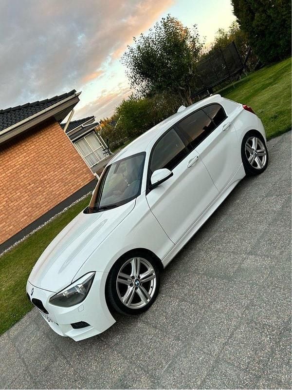 Vit Begagnad 2013 BMW 118 Halvkombi | 99 000 kr (Lite dyr) - Bild 1/4