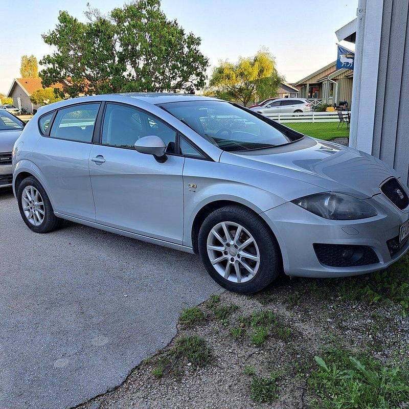 Silver Begagnad 2011 Seat Leon Style Halvkombi | 25 000 kr (Marknadspris) - Bild 1/1
