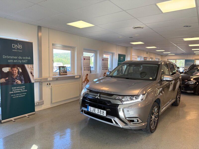 Grå Begagnad 2019 Mitsubishi Outlander P-HEV Edition SUV | 179 900 kr (Superpris) - Bild 1/4