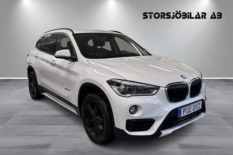 Vit Begagnad 2017 BMW X1 Sport Line SUV | 193 000 kr (Marknadspris) - Bild 1/4