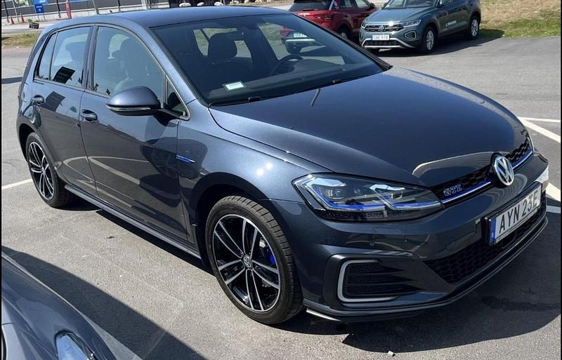 Grå Begagnad 2020 VW Golf VII GTE Halvkombi | 245 000 kr (Marknadspris) - Bild 1/4