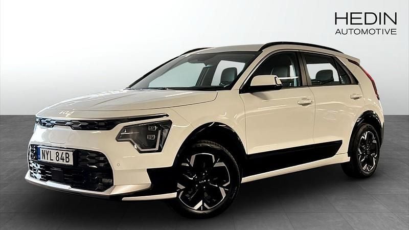 Vit (white) Begagnad 2022 Kia e-Niro 2 SUV | 309 900 kr (Lite dyr) - Bild 1/4