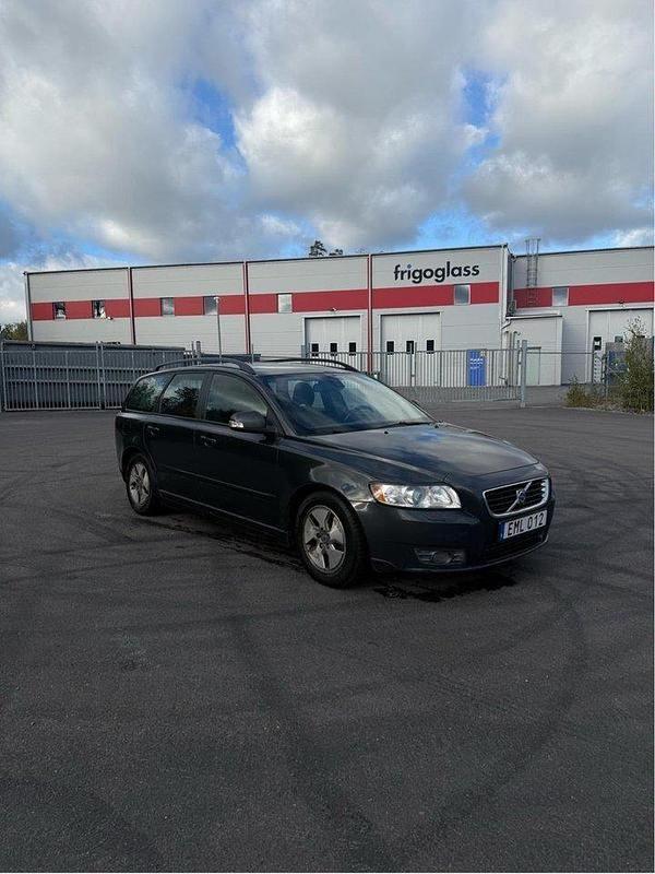 Grå Begagnad 2010 Volvo V50 Momentum Kombi | 29 900 kr (Lite dyr) - Bild 1/4
