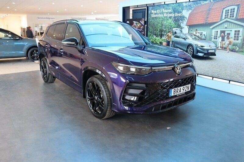 Lila (ultraviolett metallic exc) Ny 2025 VW Tayron R-line SUV | 726 600 kr (Lite dyr) - Bild 1/4