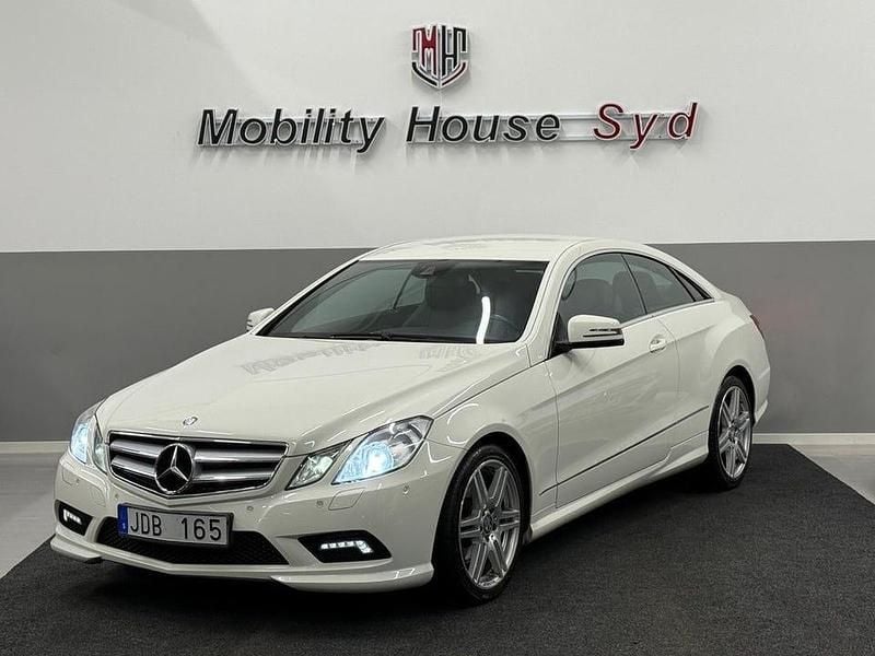 Vit Begagnad 2011 Mercedes E200 AMG Sportkupé | 99 900 kr (Marknadspris) - Bild 1/4