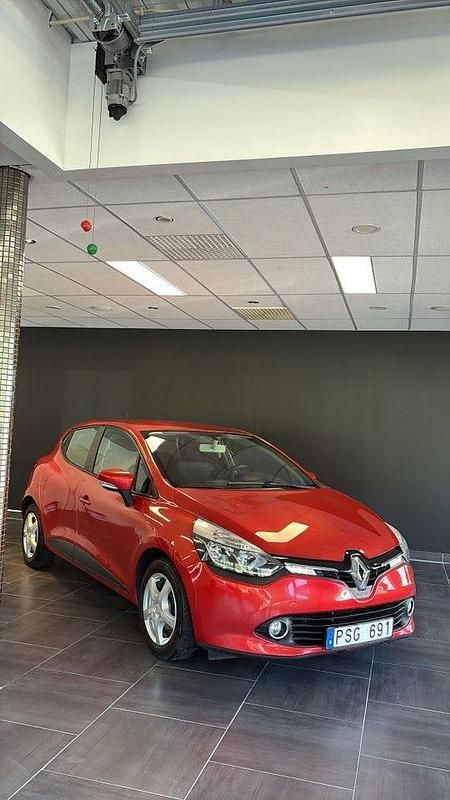 Röd Begagnad 2013 Renault Clio IV Halvkombi | 59 900 kr (Marknadspris) - Bild 1/4