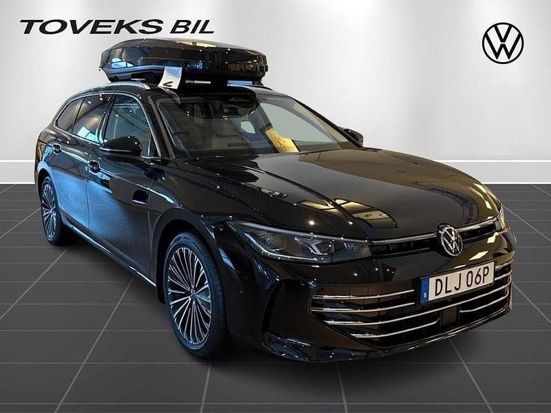 Svart Ny 2025 VW Passat Elegance Kombi | 499 900 kr (Superpris) - Bild 1/4