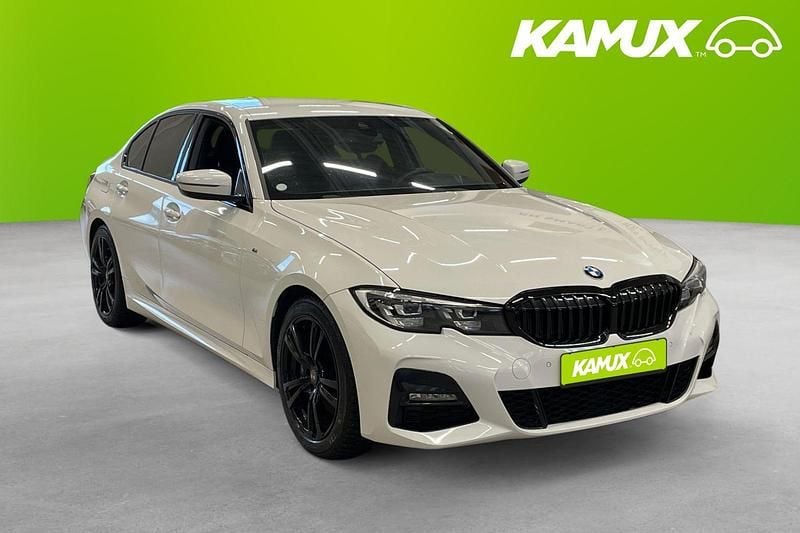 Vit Begagnad 2020 BMW 330 M Sport Sedan | 369 800 kr (Marknadspris) - Bild 1/4