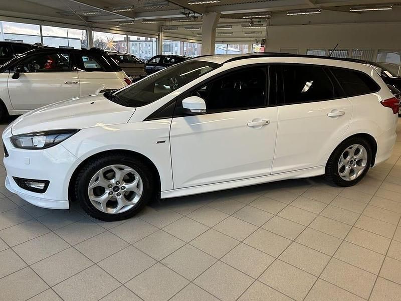 Vit Begagnad 2017 Ford Focus Kombi | 129 500 kr (Marknadspris) - Bild 1/4
