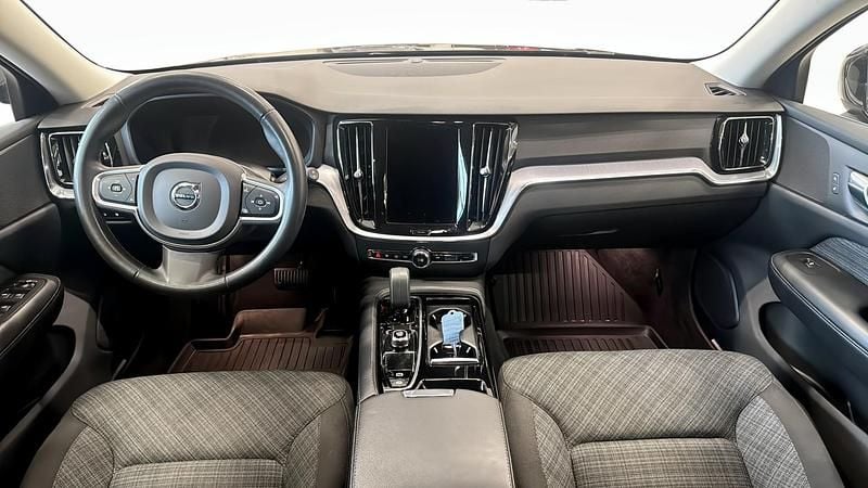 Begagnad Volvo V60 350 HK (257 kW) 2023 Svart Kombi