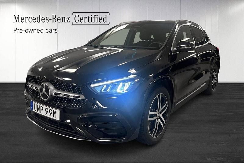 Svart Begagnad 2023 Mercedes GLA200 AMG Line Premium SUV | 419 000 kr (Marknadspris) - Bild 1/4