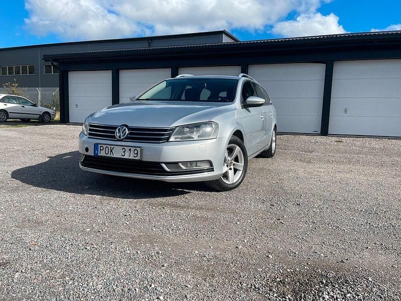 Silver Begagnad 2012 VW Passat Kombi | 39 900 kr (Marknadspris) - Bild 1/3