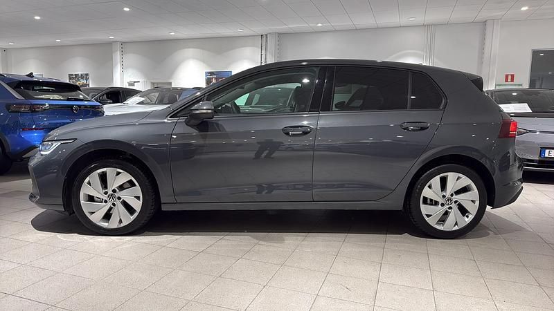 Begagnad VW Golf VIII Advance 150 HK (110 kW) 2024 Grå Halvkombi