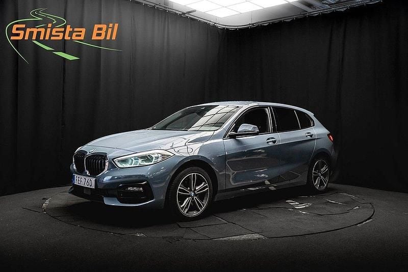 Mörkgrå (grå) Begagnad 2019 BMW 118 Shadowline Halvkombi | 238 900 kr (Lite dyr) - Bild 1/3
