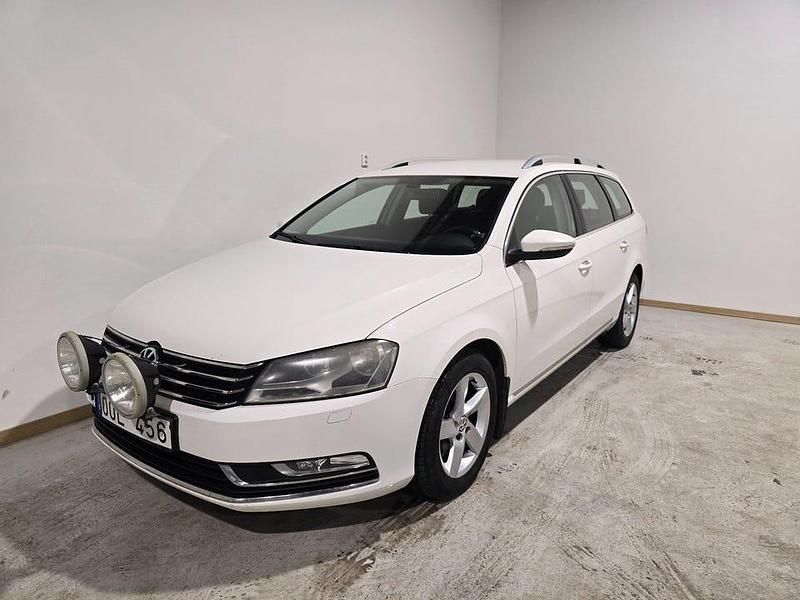 Vit Begagnad 2012 VW Passat Kombi | 55 000 kr (Marknadspris) - Bild 1/4