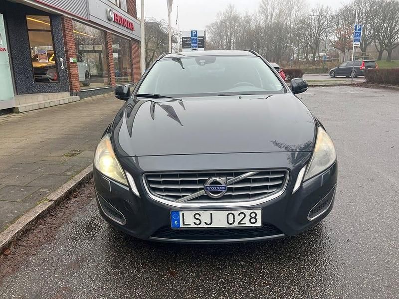 Begagnad Volvo V60 Momentum 150 HK (110 kW) 2011 Grå Kombi