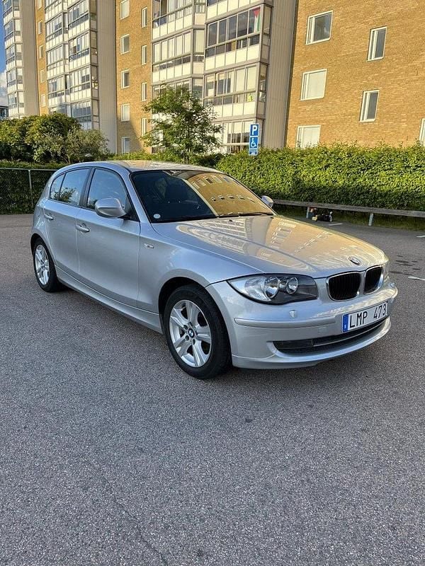 Grå Begagnad 2010 BMW 116 Advantage Halvkombi | 89 000 kr (Dyr) - Bild 1/4