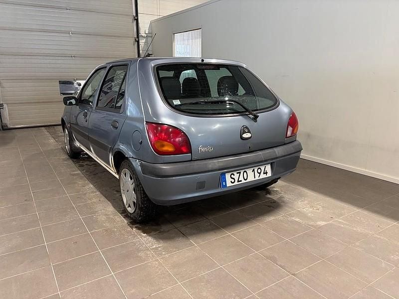 Begagnad Ford Fiesta 60 HK (44 kW) 2001 Blå Halvkombi
