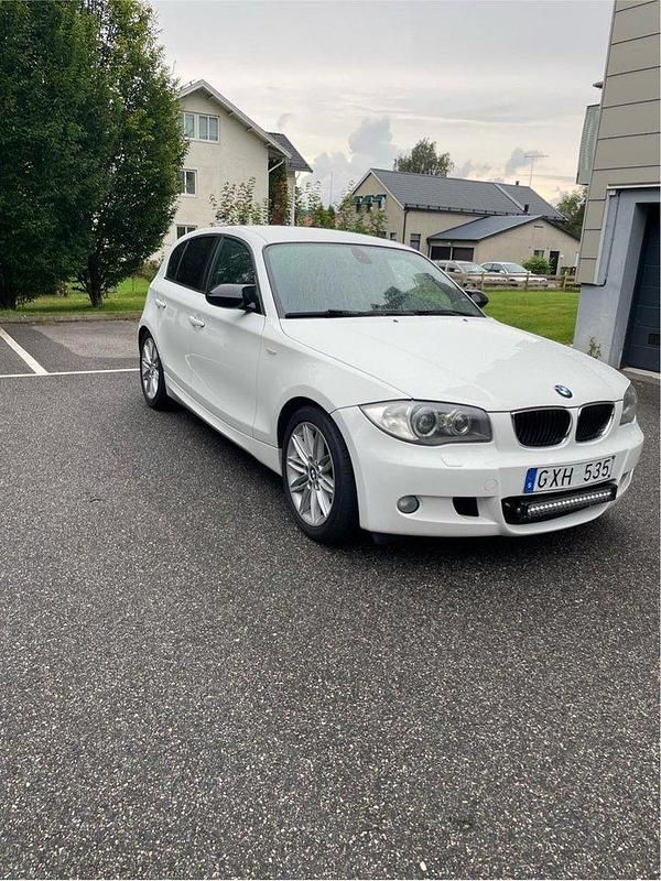 Vit Begagnad 2008 BMW 118 Advantage Halvkombi | 64 000 kr (Marknadspris) - Bild 1/4