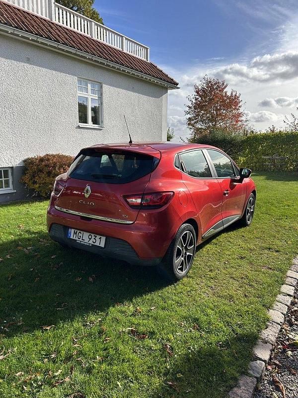 Röd Begagnad 2015 Renault Clio IV Halvkombi | 80 000 kr (Marknadspris) - Bild 1/4