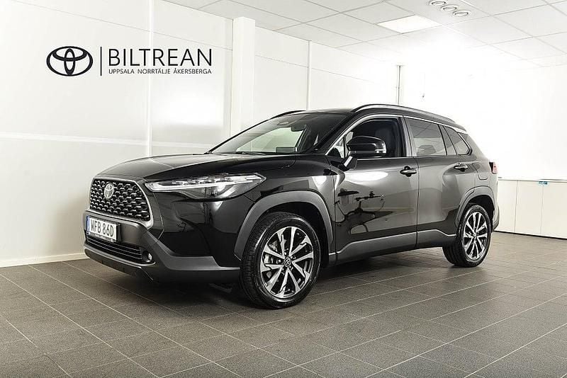 Svart (svartmetallic) Begagnad 2024 Toyota Corolla Cross Style SUV | 379 900 kr (Marknadspris) - Bild 1/4