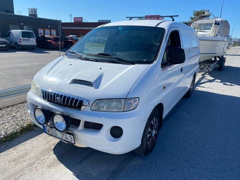 Vit Begagnad 2005 Hyundai H-1 Minibuss | 45 900 kr (Lite dyr) - Bild 1/4