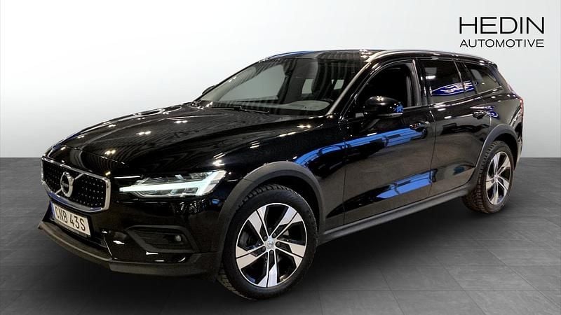 Begagnad Volvo V60 CC Momentum 190 HK (139 kW) 2021 Svart Kombi