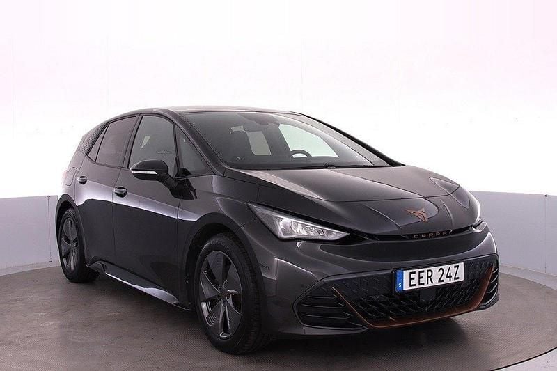 Mörkgrå (quasar grey metallic) Begagnad 2023 Cupra Born Halvkombi | 279 000 kr (Marknadspris) - Bild 1/4