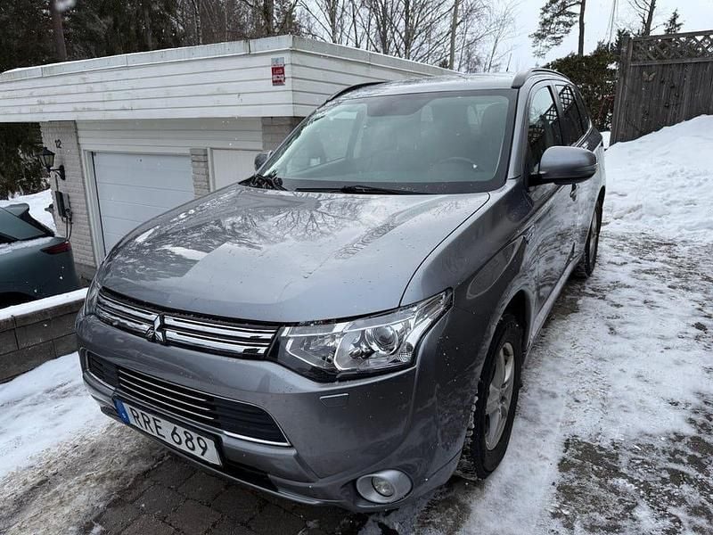 Begagnad Mitsubishi Outlander 203 HK (149 kW) 2014 Metalick SUV