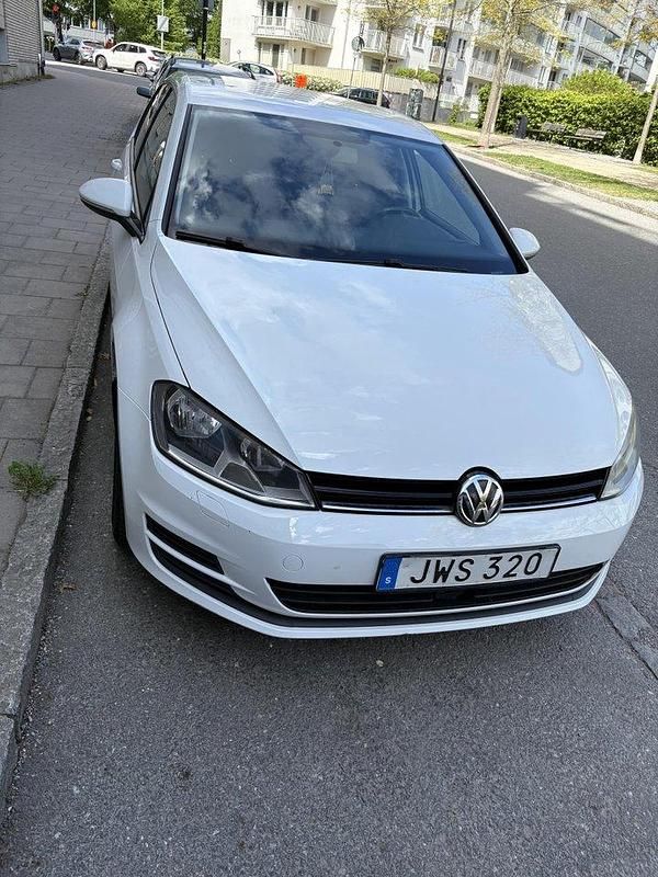 Vit Begagnad 2016 VW Golf VII Halvkombi | 120 000 kr (Marknadspris) - Bild 1/4