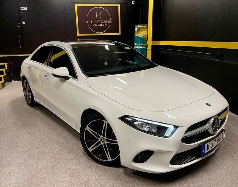 Vit Begagnad 2022 Mercedes A200 Sedan | 329 000 kr (Marknadspris) - Bild 1/4